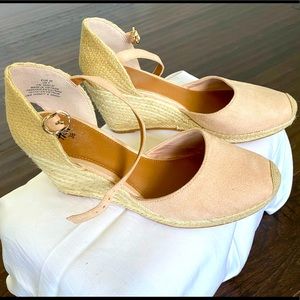 Woman’s beige wedges